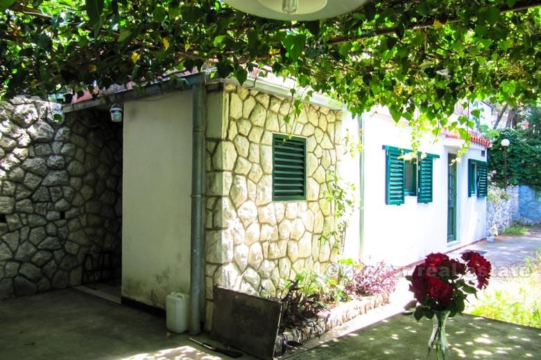 Près d'Omis, maison 2ème rangée de la mer