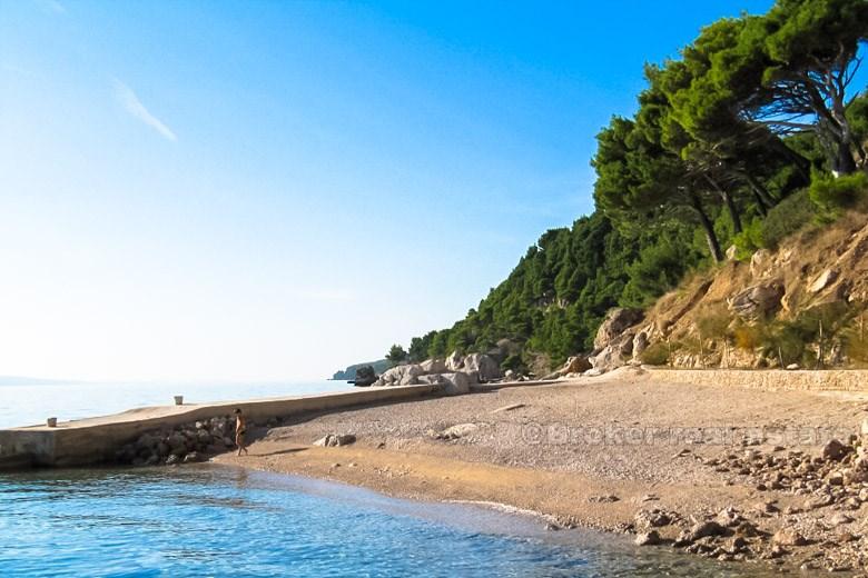 Près d'Omis, maison 2ème rangée de la mer