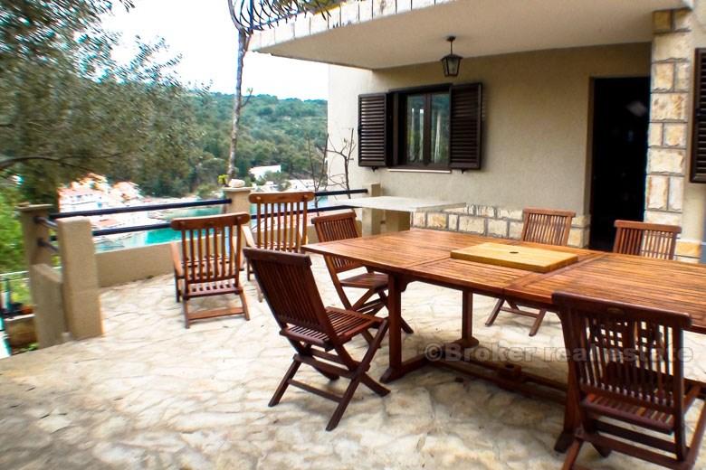 Øya Solta - Renovert enebolig, 50 meter fra sjøen