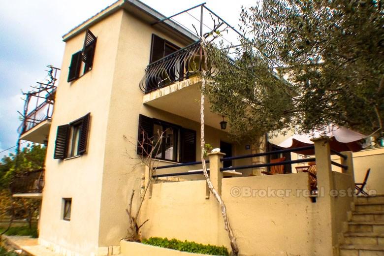 Øya Solta - Renovert enebolig, 50 meter fra sjøen