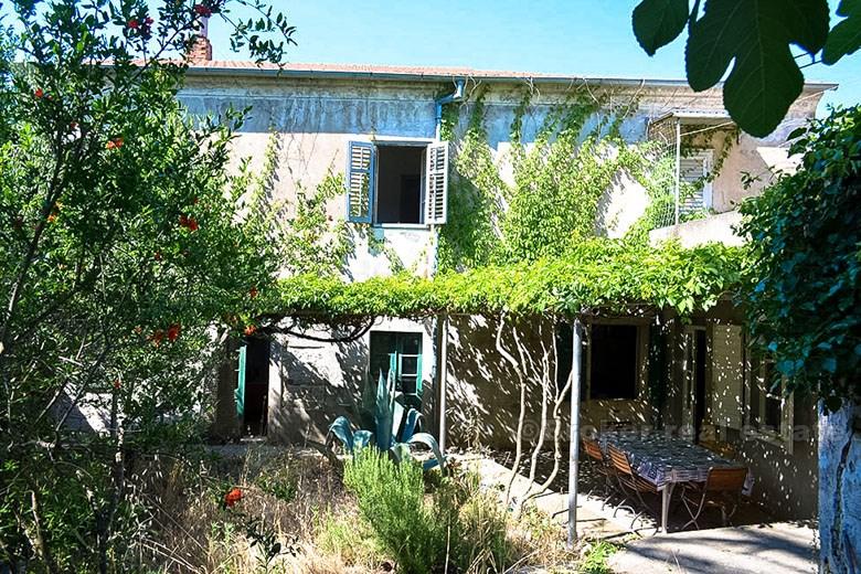Island of Hvar, romantic Dalmatian house for renovation