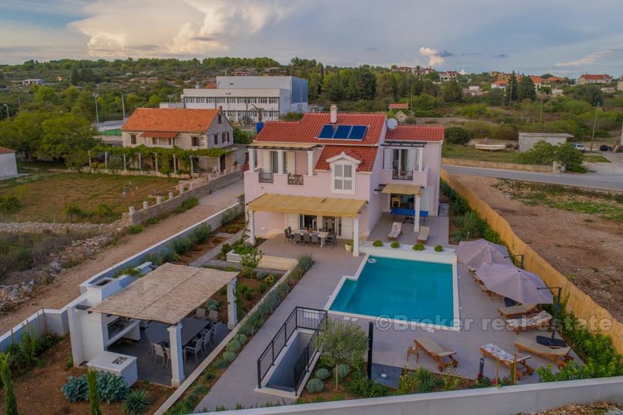 Insel Solta, neu gebaute Villa mit Swimmingpool