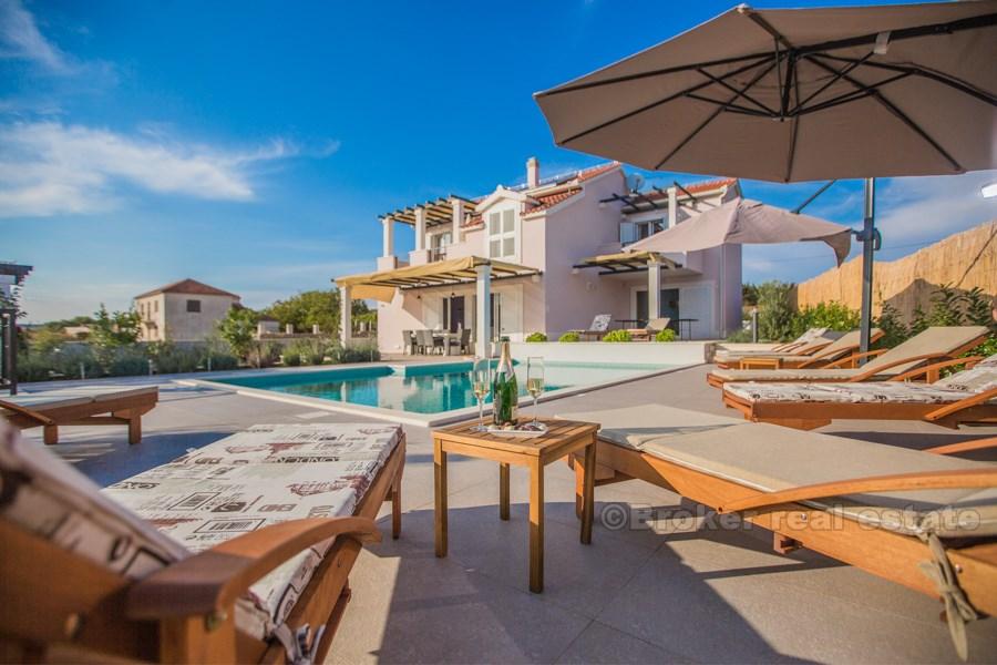 Wyspa Solta, nowo wybudowana willa z basenem