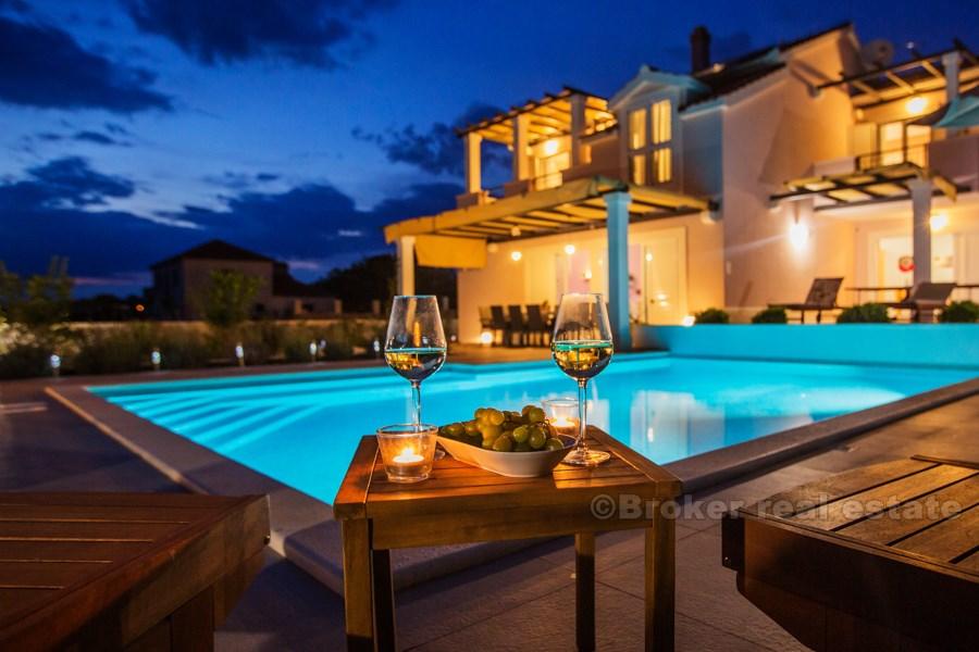 Insel Solta, neu gebaute Villa mit Swimmingpool