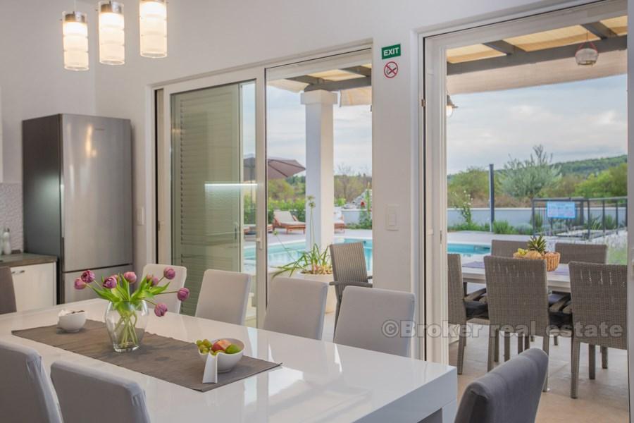 Wyspa Solta, nowo wybudowana willa z basenem