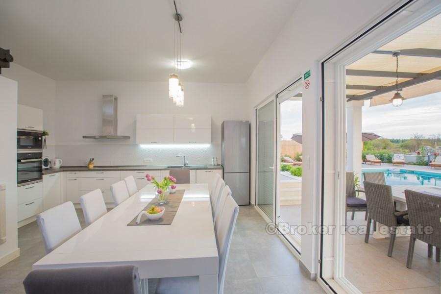 Wyspa Solta, nowo wybudowana willa z basenem