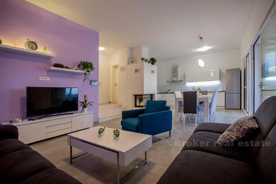 Wyspa Solta, nowo wybudowana willa z basenem