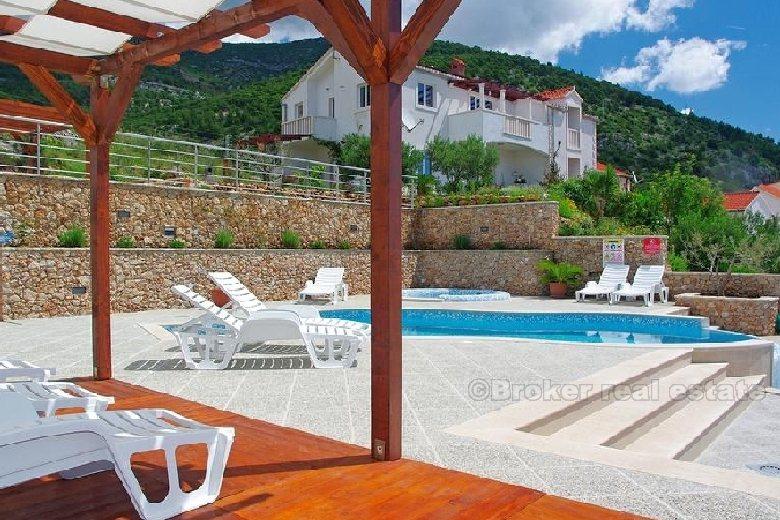 Ostrov Brač - Apartmánový dům s bazénem a výhledem na moře