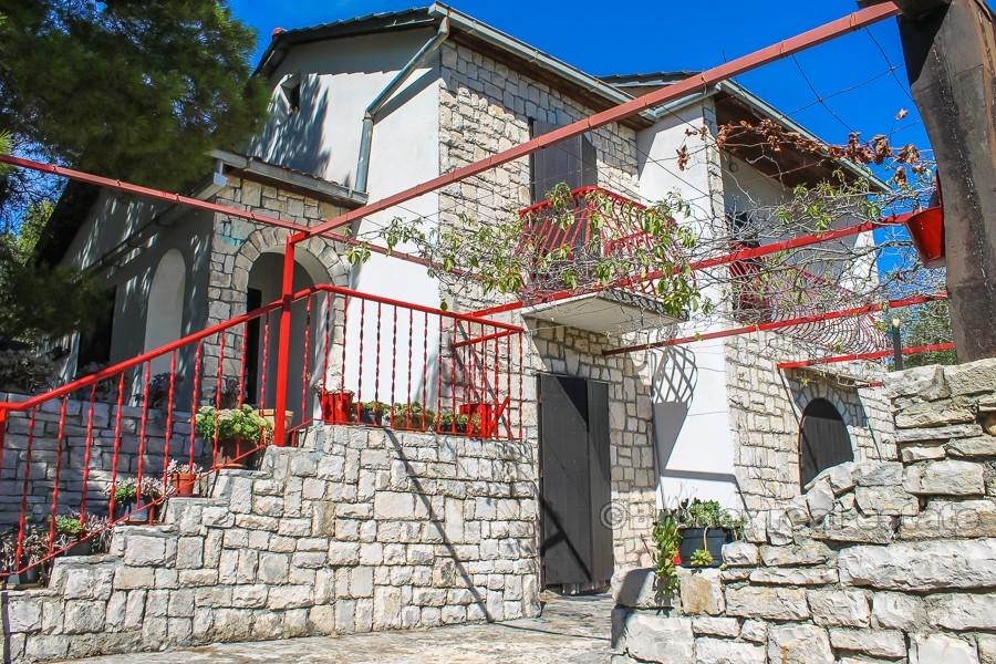 Solta - Attractive property in the first row to the sea