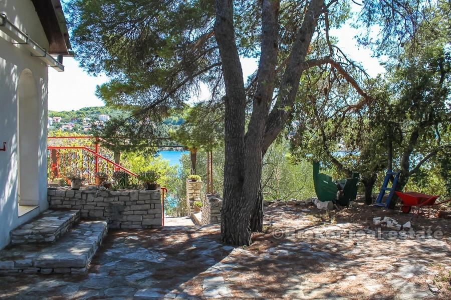 Solta - Attractive property in the first row to the sea