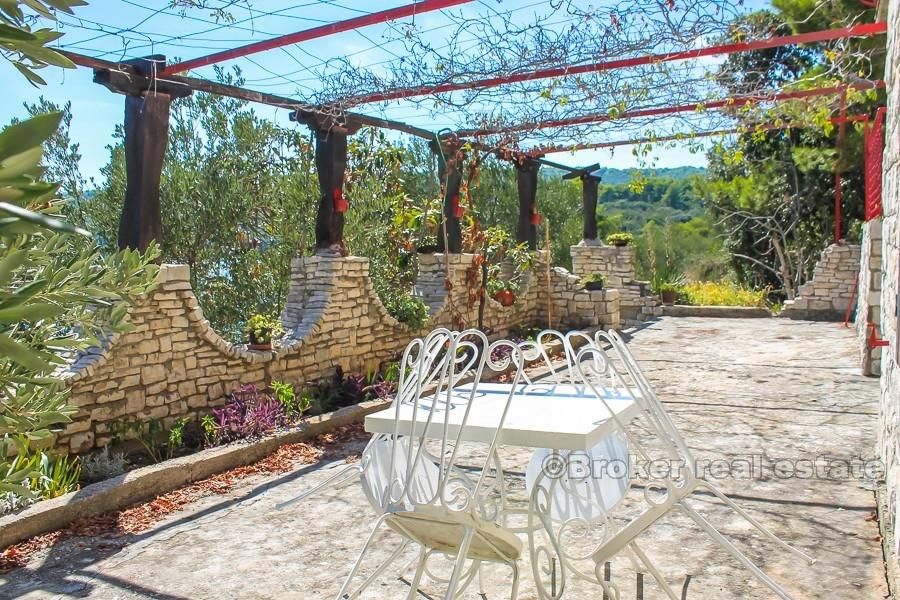 Solta - Attractive property in the first row to the sea