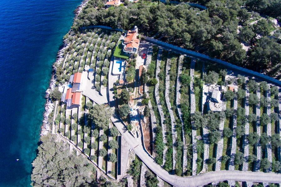 Ostrov Korčula, kamenný dům s výhledem na moře