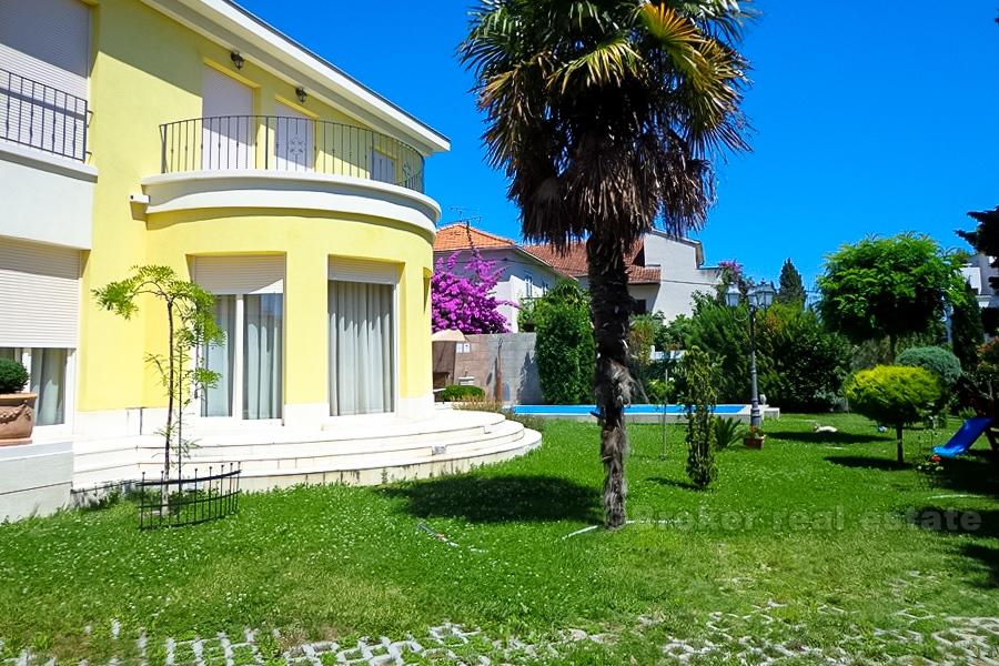 Split, velmi atraktivní vila s bazénem