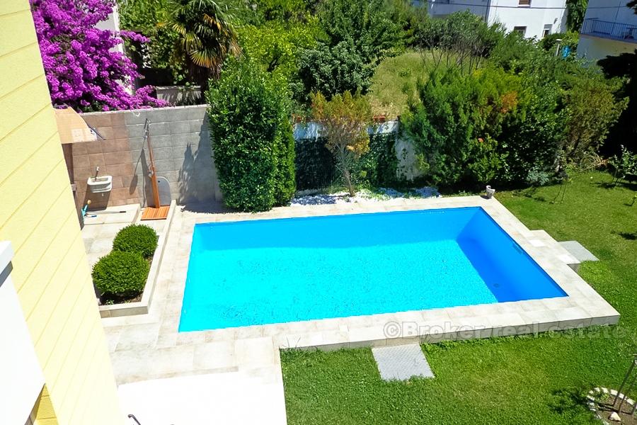 Split, velmi atraktivní vila s bazénem