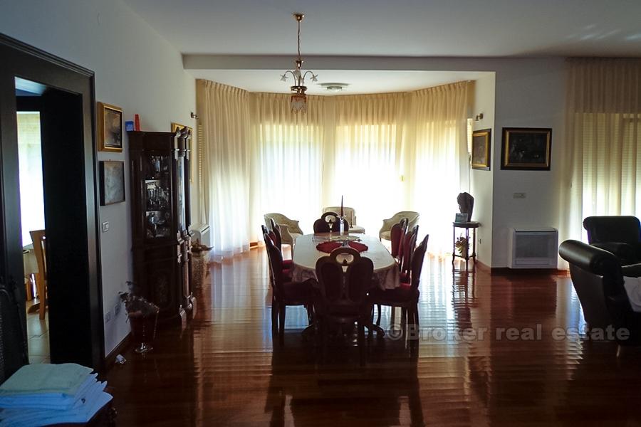 Split, velmi atraktivní vila s bazénem