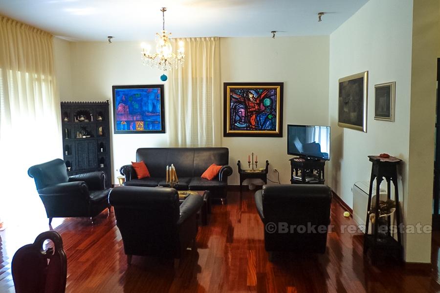 Split, velmi atraktivní vila s bazénem