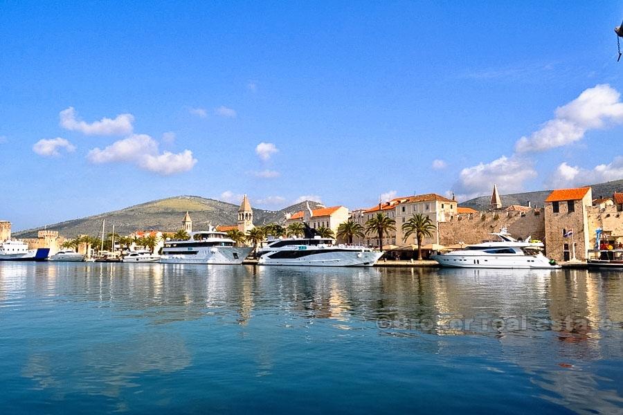 Trogir - Kamenný dům s částečným výhledem na moře
