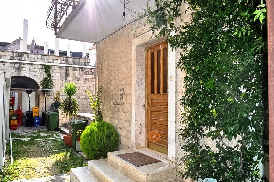 Trogir - Kamena kuća s djelomičnim pogledom na more