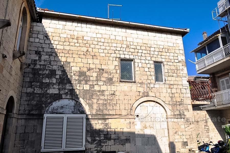 Trogir - Kamena kuća s djelomičnim pogledom na more