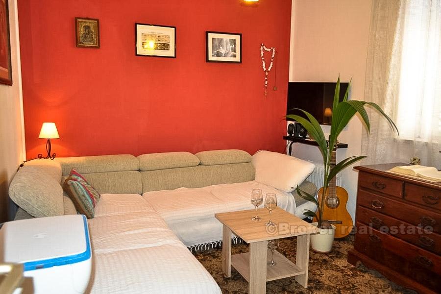 Trogir - Kamena kuća s djelomičnim pogledom na more