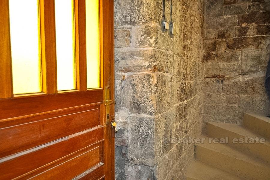 Trogir - Stenhus med delvis havutsikt