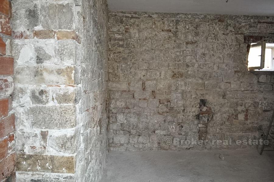 Trogir - Kamena kuća s djelomičnim pogledom na more