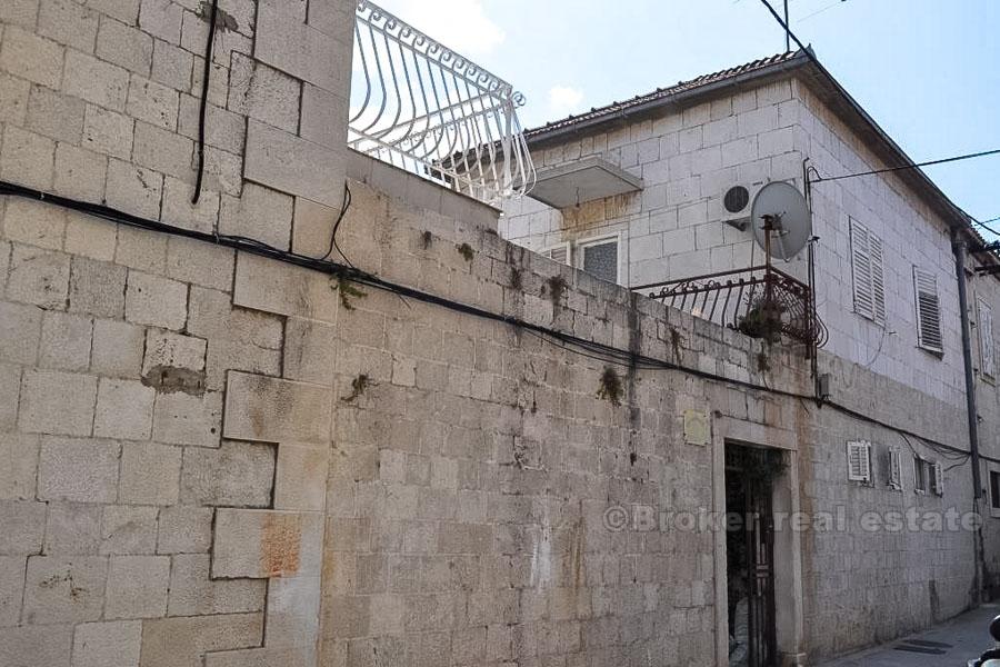 Trogir - Kamena kuća s djelomičnim pogledom na more