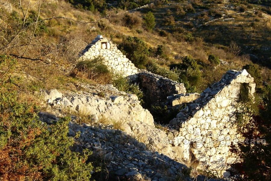 Primosten - Frittliggende steinhus i utkanten