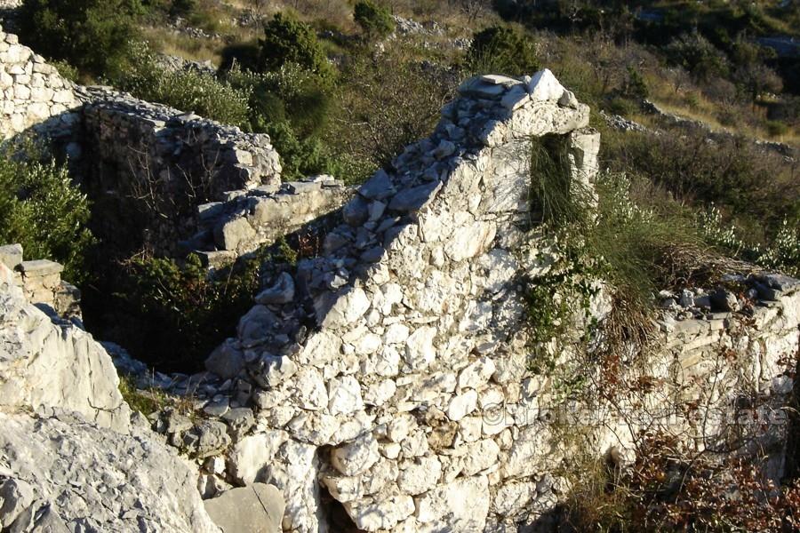 Primosten - Frittliggende steinhus i utkanten