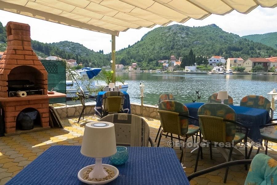 Ploce - Renovert steinhus i første rad til sjøen