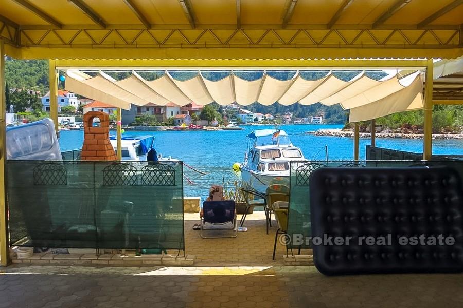 Ploce - Renovert steinhus i første rad til sjøen