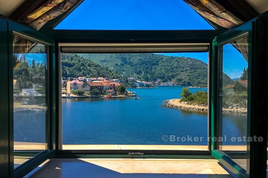 Ploce - Renovert steinhus i første rad til sjøen