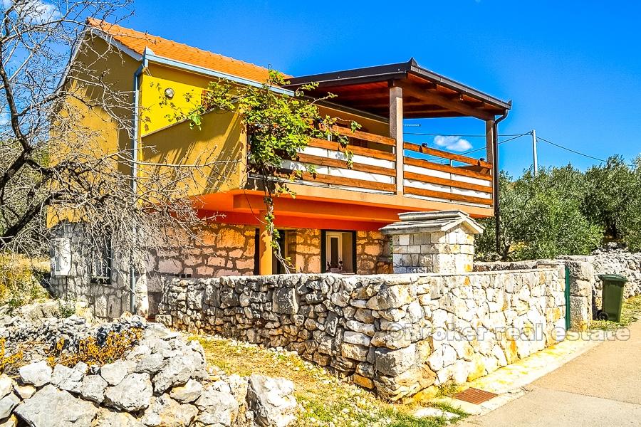 U blizini Trogira - Šarmantna kuća na mirnoj lokaciji