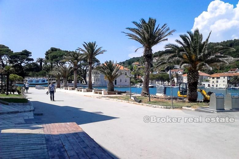 Ostrov Hvar, kamenný dům ve třech patrech