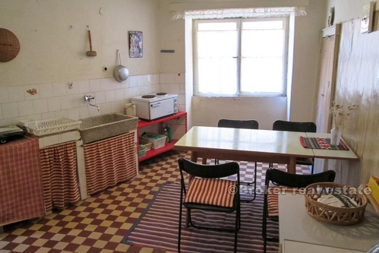 Wyspa Hvar, kamienny dom na trzech piętrach