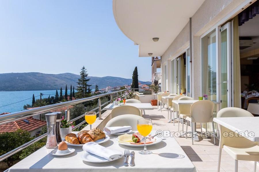 Trogir - Hotel mit Meerblick