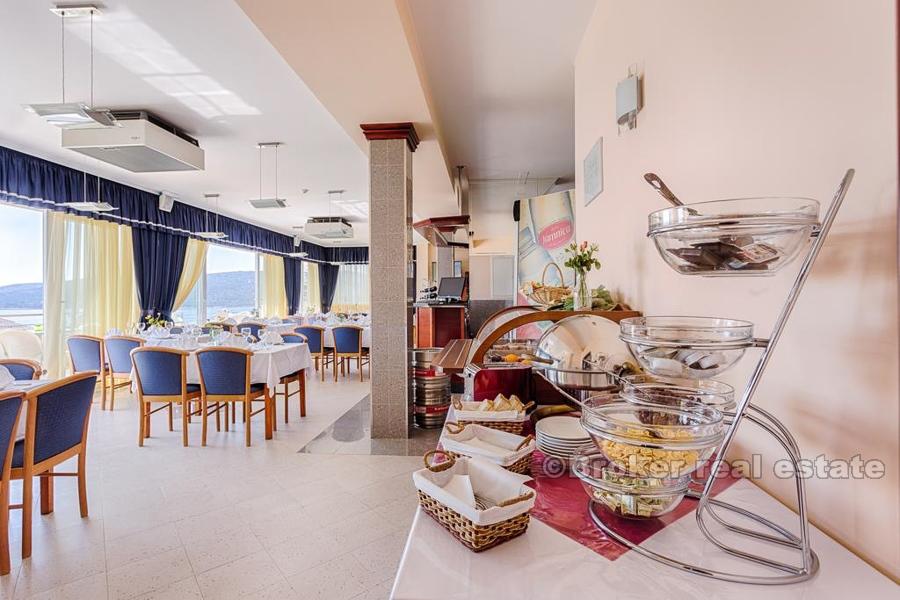 Trogir - Hotel mit Meerblick
