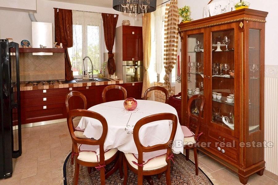 Riviera di Spalato - Appartamento con tre camere da letto in una villa in pietra