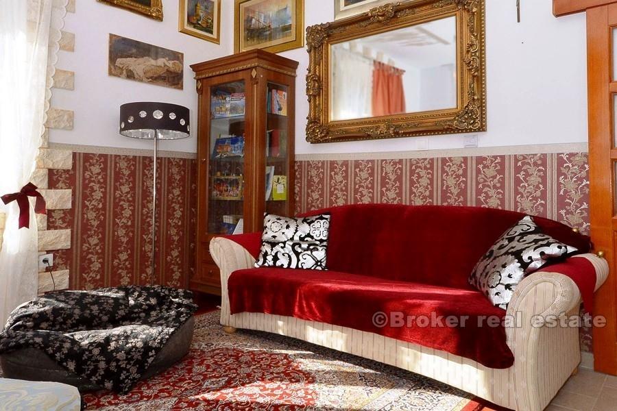 Riviera di Spalato - Appartamento con tre camere da letto in una villa in pietra