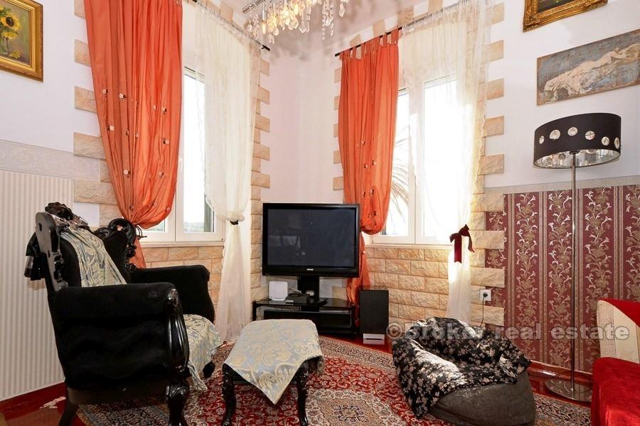 Riviera di Spalato - Appartamento con tre camere da letto in una villa in pietra