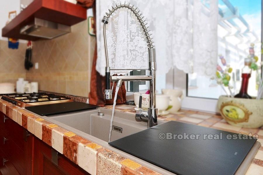 Riviera di Spalato - Appartamento con tre camere da letto in una villa in pietra