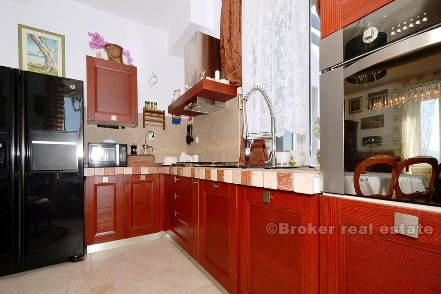 Riviera di Spalato - Appartamento con tre camere da letto in una villa in pietra