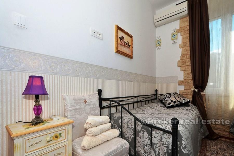 Riviera di Spalato - Appartamento con tre camere da letto in una villa in pietra