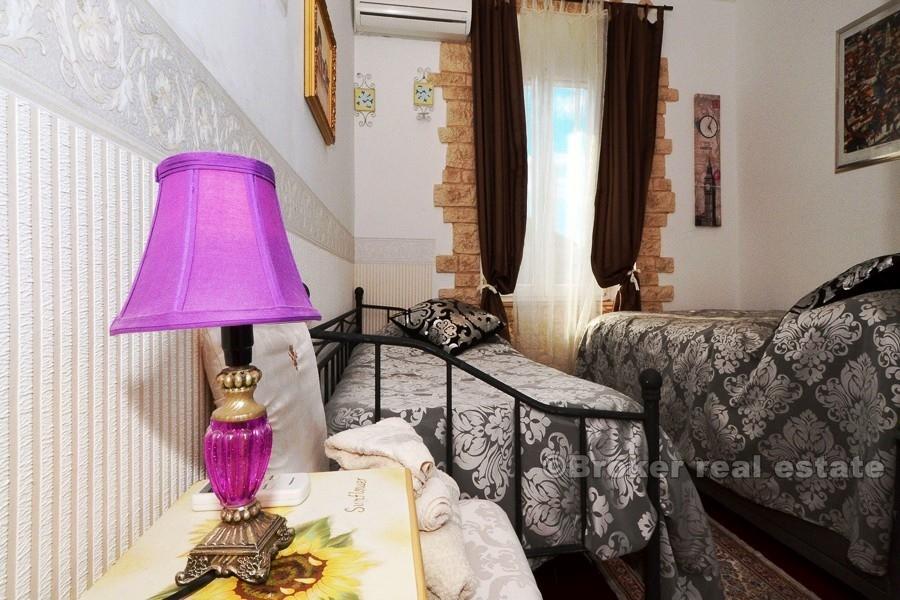 Riviera di Spalato - Appartamento con tre camere da letto in una villa in pietra