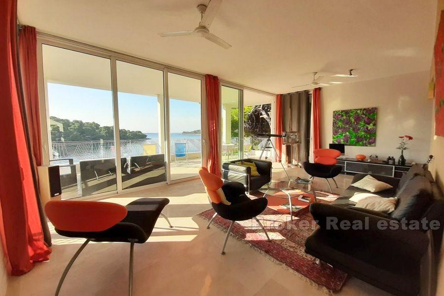 Ostrov Šolta - dům, druhá řada od moře