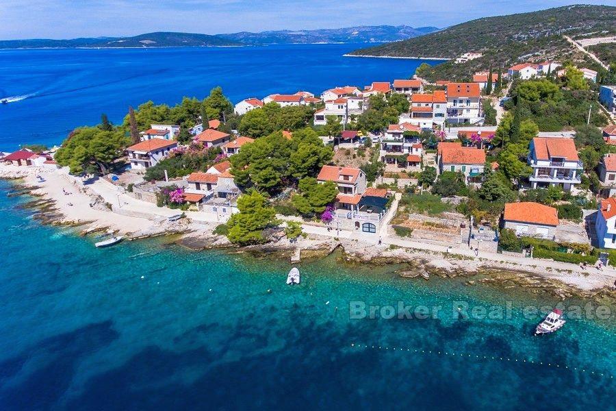 Ostrov Šolta - dům, druhá řada od moře