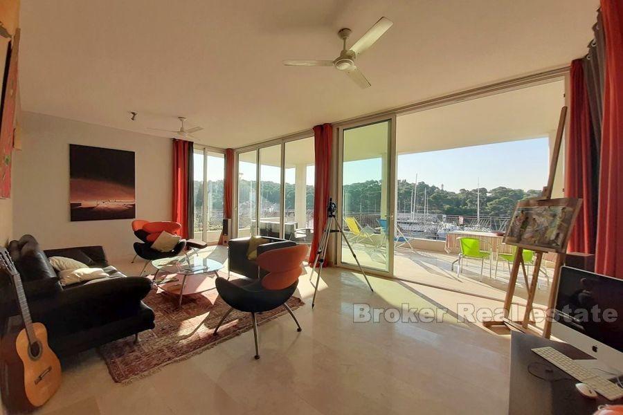 Ostrov Šolta - dům, druhá řada od moře