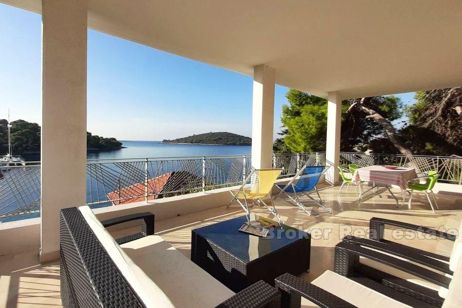 Ostrov Šolta - dům, druhá řada od moře