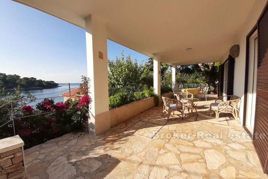 Ostrov Šolta - dům, druhá řada od moře