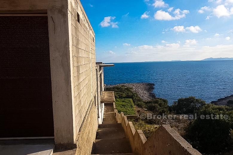 Wyspa Korcula, niedokończony dom blisko morza